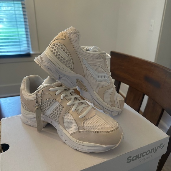 Saucony Originals Progrid Triumph 4 Beige and White Sneakers - Picture 1 of 6